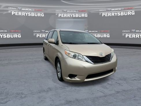 Used 2012 Toyota Sienna LE w/ Towing Pkg FWD image 2