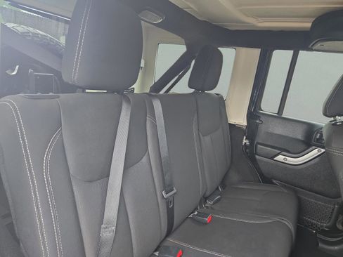 Used 2017 Jeep Wrangler Unlimited Sahara image 29