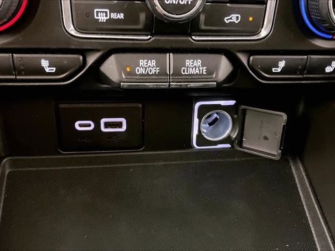 Used 2021 Chevrolet Tahoe Z71 w/ Luxury Package image 32