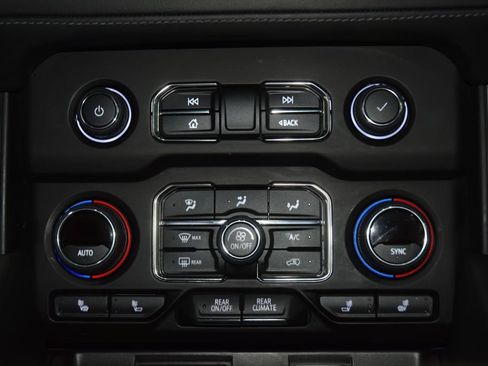Used 2023 Chevrolet Tahoe Z71 w/ Luxury Package AWD/4WD image 33