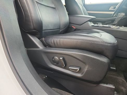 Used 2017 Ford Explorer XLT w/ Equipment Group 202A AWD/4WD image 34
