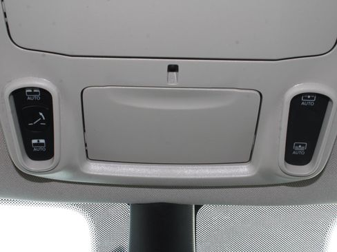 Used 2023 Chrysler Pacifica Limited image 13