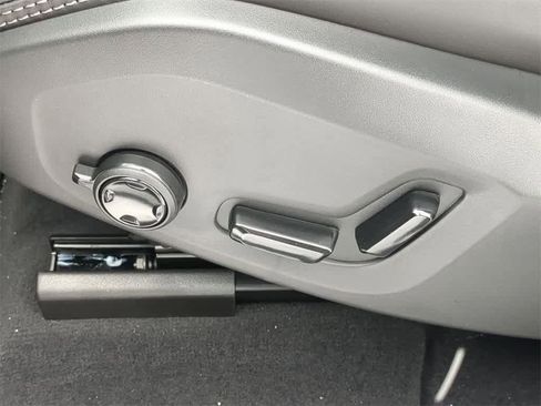 Used 2025 Volvo XC60 B5 Ultra image 17