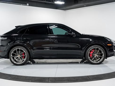 Used 2023 Porsche Cayenne GTS AWD/4WD image 2