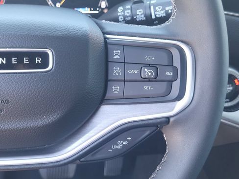 Used 2025 Jeep Wagoneer 4WD image 19