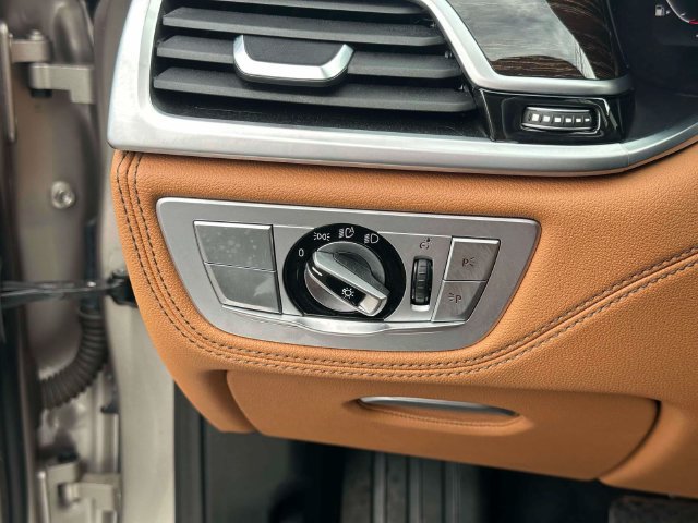 Used 2021 BMW 750i xDrive AWD/4WD image 42