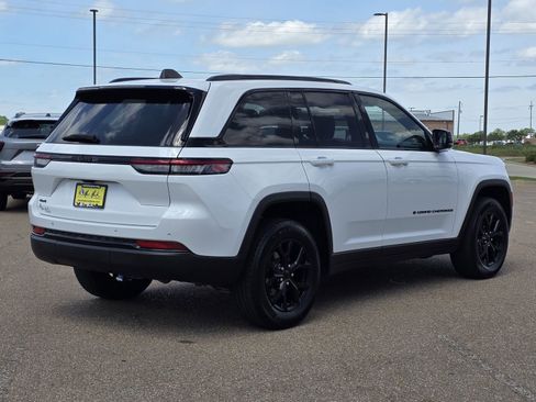 Used 2024 Jeep Grand Cherokee Altitude AWD/4WD image 5