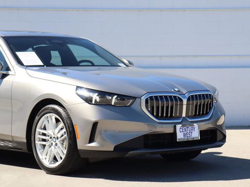 Used 2025 BMW 530i image 2