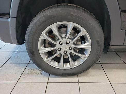 Used 2020 Jeep Cherokee Latitude Plus w/ Cold Weather Group AWD/4WD image 50