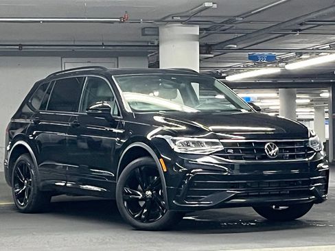 Used 2023 Volkswagen Tiguan SE R-Line AWD/4WD image 2