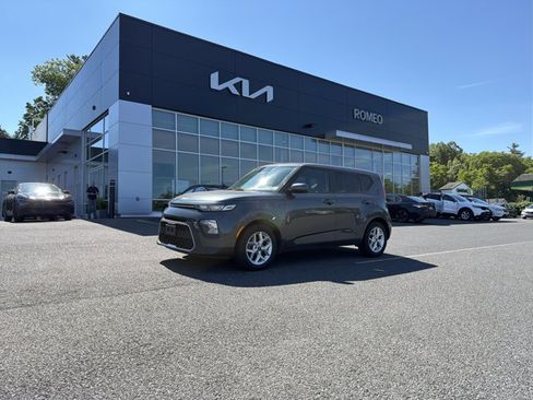 Certified 2022 Kia Soul LX w/ Technology Package FWD image 1