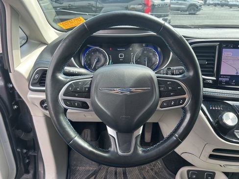 Used 2021 Chrysler Pacifica Touring-L w/ Premium & Safety Sphere Group FWD image 18