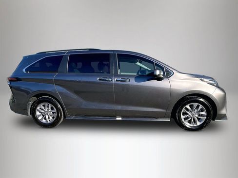 Used 2023 Toyota Sienna XLE image 5
