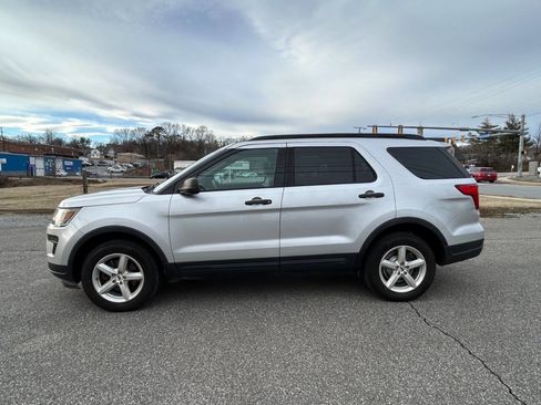 Used 2018 Ford Explorer 4WD image 2