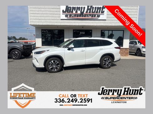 Used 2022 Toyota Highlander XLE image 1