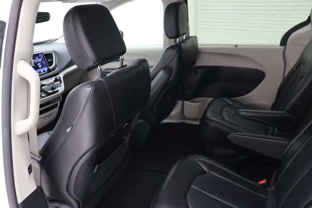 Used 2024 Chrysler Pacifica Touring-L FWD image 10