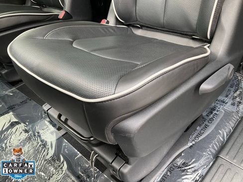 Used 2023 Chrysler Pacifica Limited w/ Uconnect Theater Family Group FWD image 27