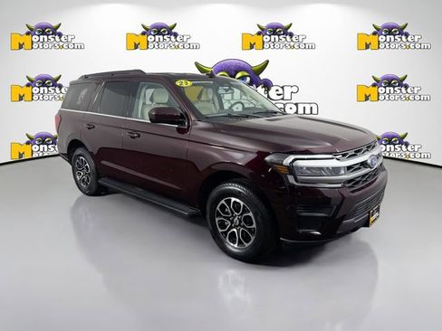 Used 2023 Ford Expedition XLT AWD/4WD image 3