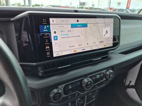 Used 2025 Jeep Gladiator Sport AWD/4WD image 19