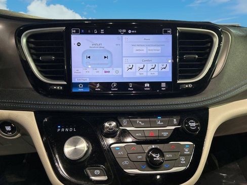 Used 2021 Chrysler Pacifica Touring image 16