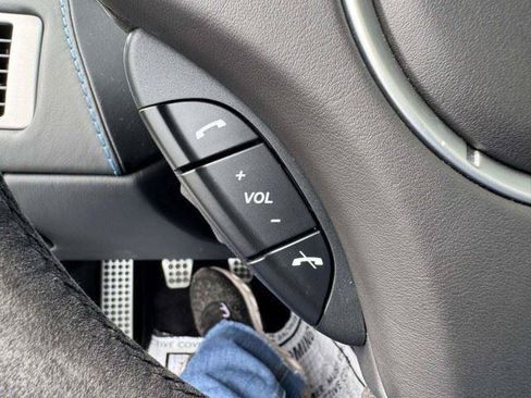 Used 2011 Aston Martin V12 Vantage Coupe RWD image 29
