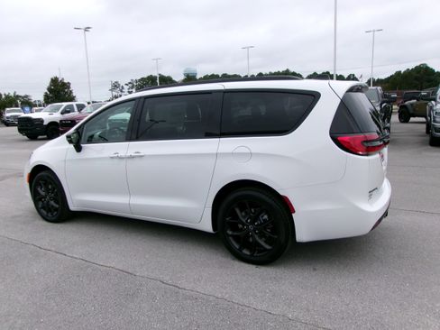 New 2026 Chrysler Pacifica Limited w/ S Appearance Package image 3