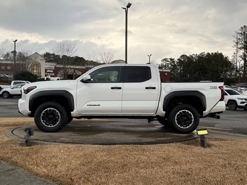 Used 2024 Toyota Tacoma TRD Off-Road image 4