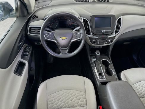 Used 2018 Chevrolet Equinox LT image 2