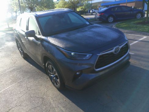 Used 2023 Toyota Highlander XLE image 2
