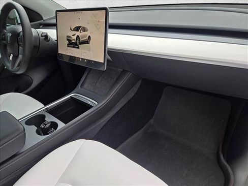 Used 2022 Tesla Model Y Long Range image 19