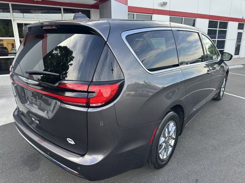 Used 2023 Chrysler Pacifica Touring-L FWD image 8