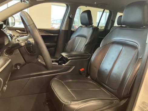 Used 2023 Jeep Grand Cherokee Limited w/ Luxury Tech Group II image 10