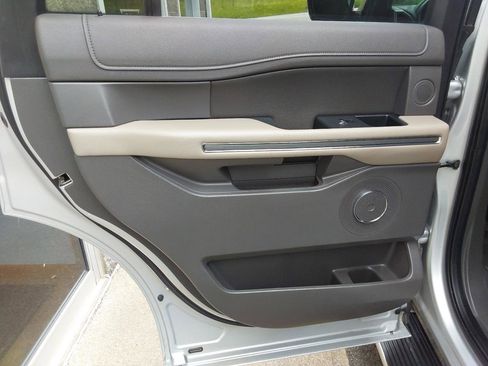 Used 2019 Ford Expedition XLT w/ Equipment Group 202A AWD/4WD image 28