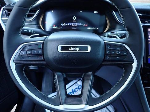 Used 2023 Jeep Grand Cherokee Limited w/ Luxury Tech Group II AWD/4WD image 15