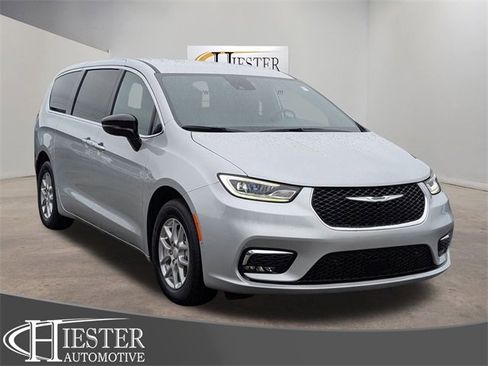New 2026 Chrysler Pacifica Select image 1