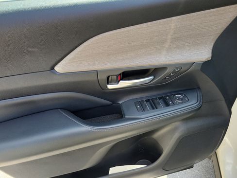 Used 2024 Toyota Grand Highlander Limited image 19