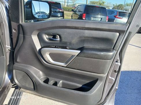 Used 2018 Nissan Titan SV RWD image 18