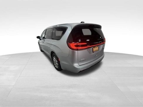 Certified 2024 Chrysler Pacifica Touring-L FWD image 12
