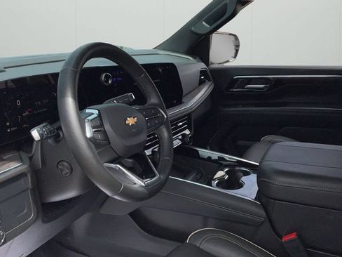 Used 2025 Chevrolet Suburban Premier AWD/4WD image 32
