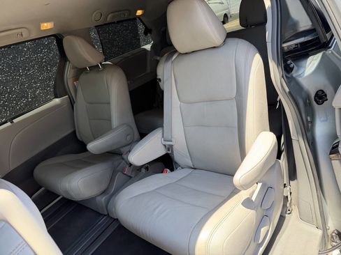 Used 2019 Toyota Sienna XLE FWD image 15
