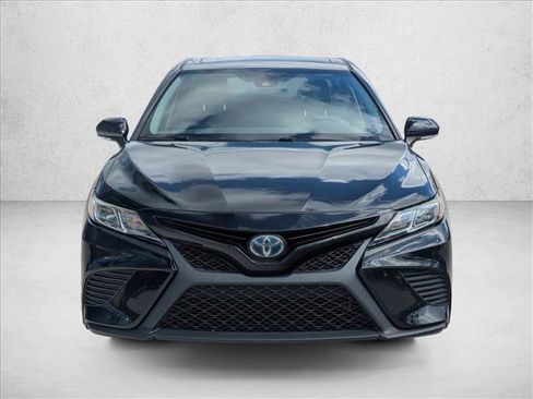 Certified 2019 Toyota Camry SE w/ Sunroof Package image 2