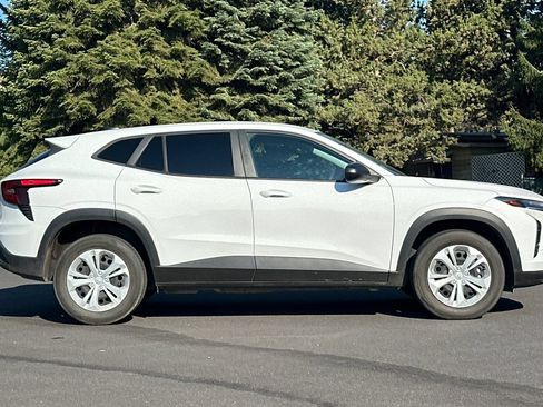 Used 2024 Chevrolet Trax LS FWD image 3