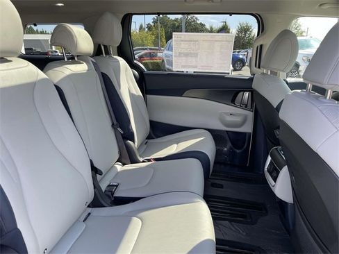 New 2026 Kia Carnival SX w/ SX Dark Edition Package image 17