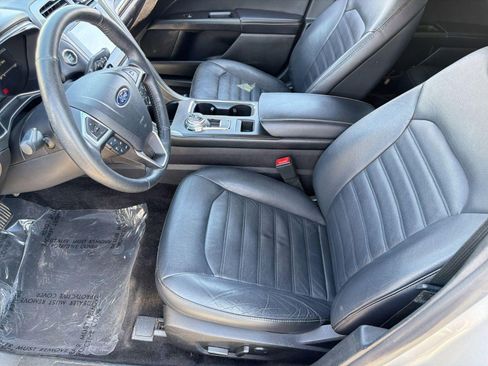 Used 2017 Ford Fusion SE w/ Fusion SE Technology Package image 5