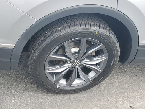 Used 2023 Volkswagen Tiguan SE w/ Panoramic Sunroof Package image 5