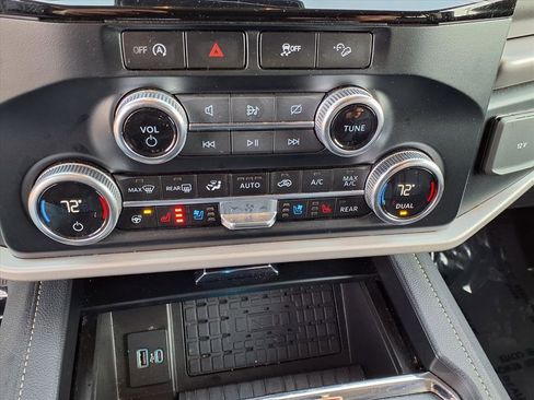 Used 2024 Ford Expedition Max XLT image 18