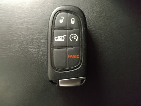 Used 2023 Jeep Cherokee Altitude Lux image 32