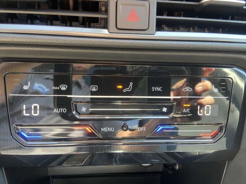 New 2025 Volkswagen Taos SE image 28