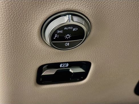 Used 2025 Mercedes-Benz GLC 300 4MATIC image 17