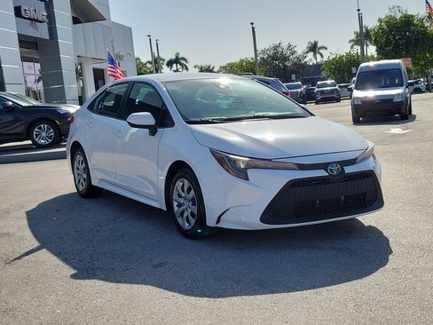 Used 2022 Toyota Corolla LE FWD image 3